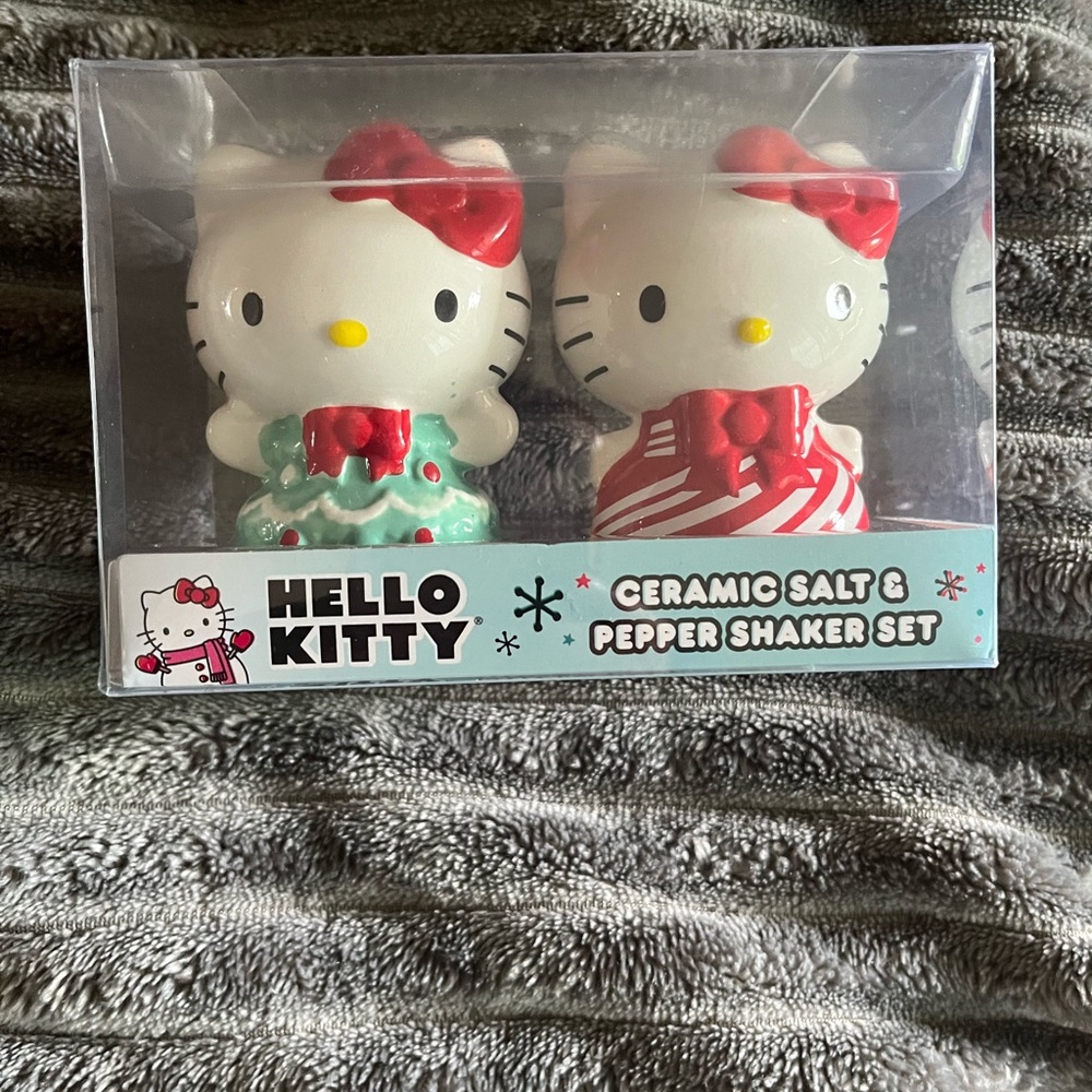 Hello kitty christmas salt and pepper shakers,
BNIB, boxed to ship.